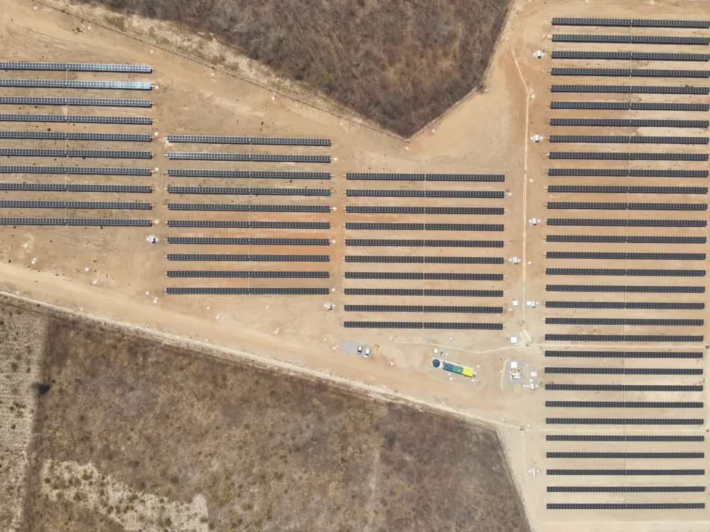 Vista aérea de uma usina fotovoltaica perspectiva para a realização de inspeções termográficas por drones pela Primo's