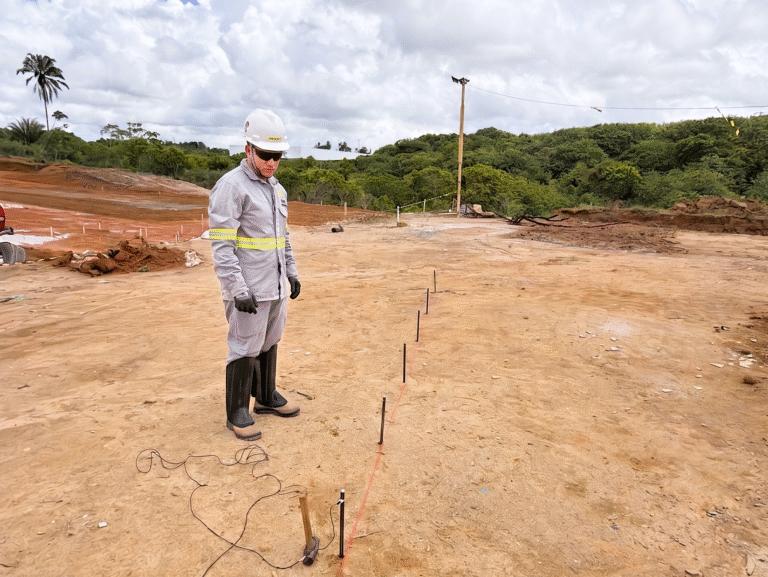 Soluções Primo's Soluções Elétricas em instalação de hastes metálicas preparando a medição de resistividade, aterramento e SPDA