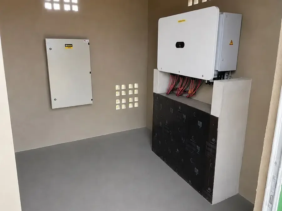 SISTEMA ZERO GRID: QUANDO A USINA NÃO PODE EXPORTAR ENERGIA Abrigo do inversor fotovoltaico que faz parte de sistema zero grid.