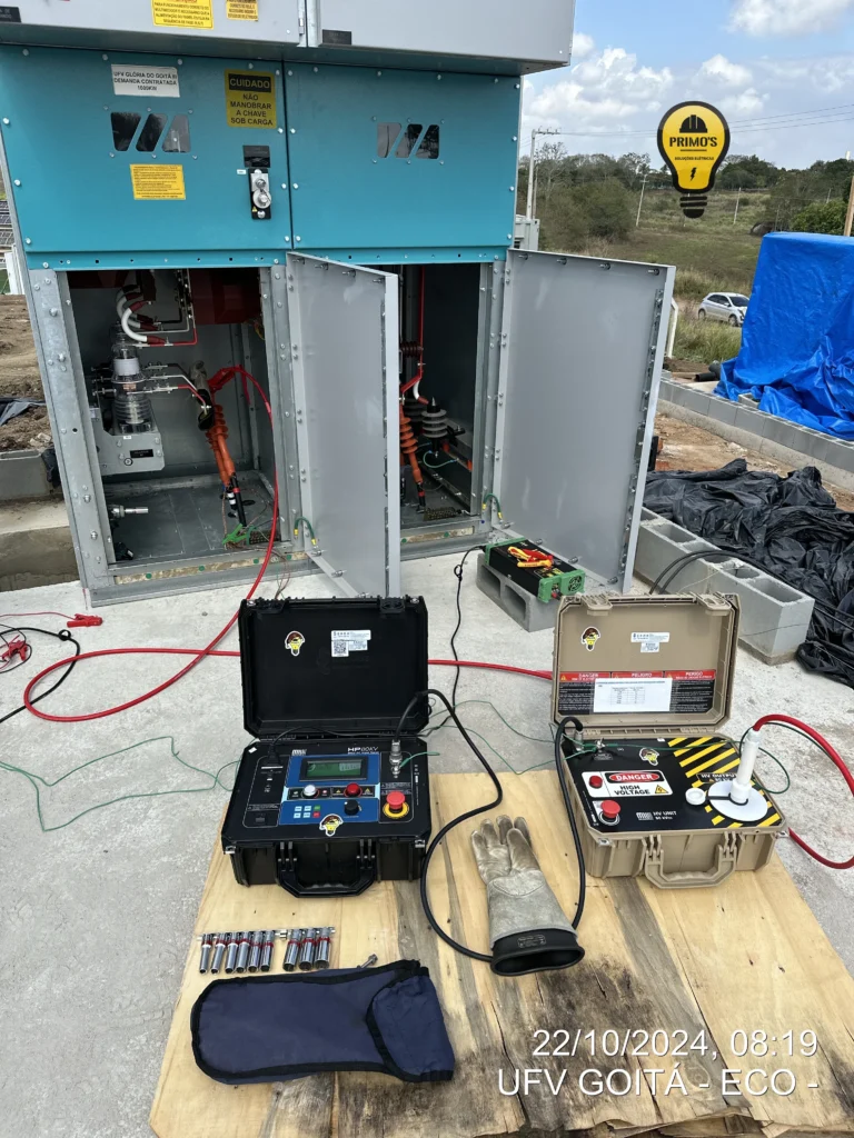 ENSAIOS ELÉTRICOS EM CABOS E COMPONENTES: COMO EVITAR DESLIGAMENTOS NÃO PROGRAMADOS Equipamentos de ensaio Hi-pot e VLF conectados a cabos e componentes elétricos em usina fotovoltaica, da Primo's Elétrica