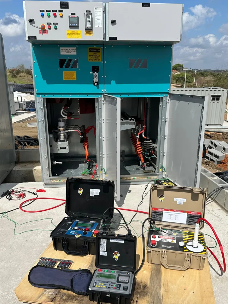 ENSAIOS ELÉTRICOS EM CABOS E COMPONENTES: COMO EVITAR DESLIGAMENTOS NÃO PROGRAMADOS Equipamentos de ensaios elétricos em cabos, de tensão aplicada Hi-pot conectados a cabos e componentes de média tensão