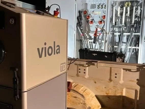 ENSAIOS ELÉTRICOS EM CABOS E COMPONENTES: COMO EVITAR DESLIGAMENTOS NÃO PROGRAMADOS Equipamento Viola TD utilizado em ensaio VLF para diagnóstico de cabos de média tensão, da Primo's Elétrica