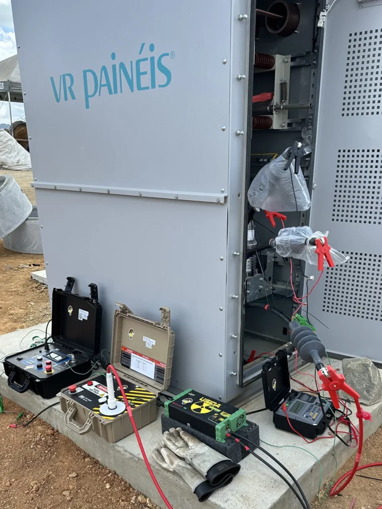 ENSAIOS ELÉTRICOS EM CABOS E COMPONENTES: COMO EVITAR DESLIGAMENTOS NÃO PROGRAMADOS Equipamentos para ensaios elétricos em cabine primária com cabos e componentes de média tensão, da Primo's Elétrica