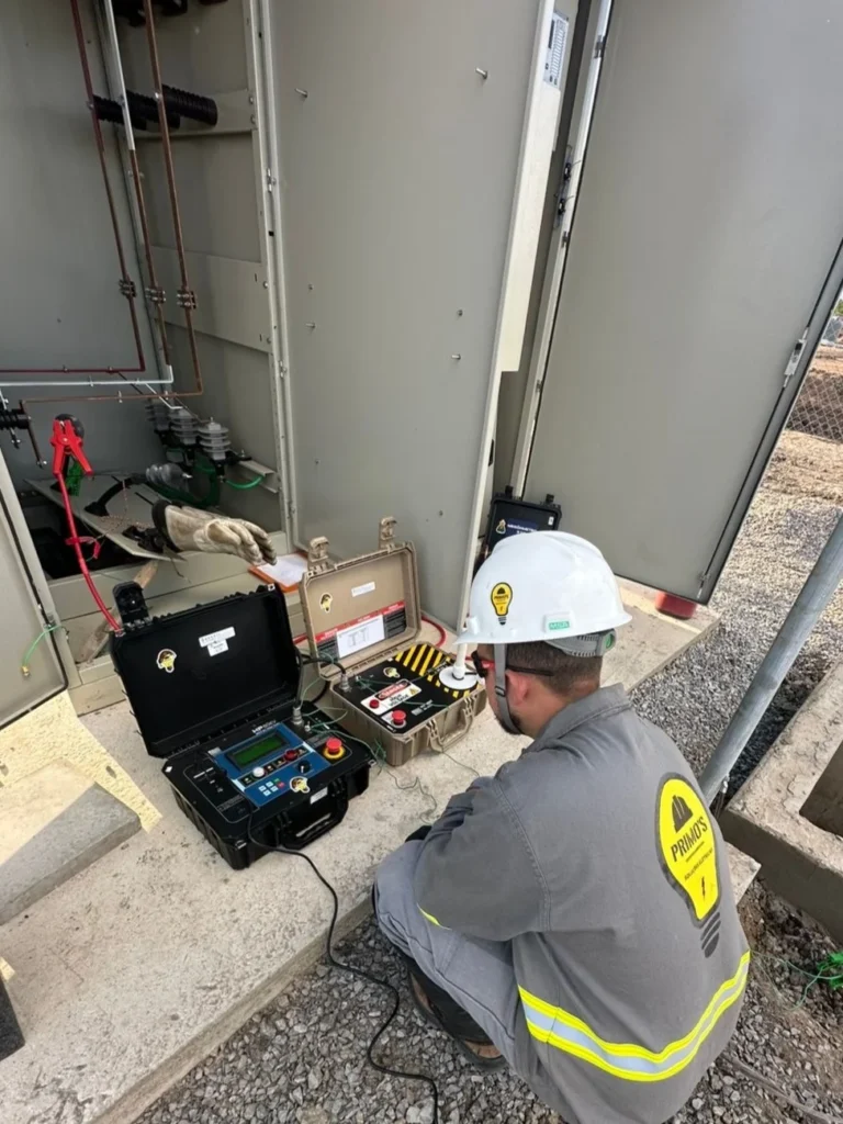 ENSAIOS ELÉTRICOS EM CABOS E COMPONENTES: COMO EVITAR DESLIGAMENTOS NÃO PROGRAMADOS Técnico realizando ensaio VLF em cabos de média tensão com equipamentos de diagnóstico elétrico, da Primo's Elétrica