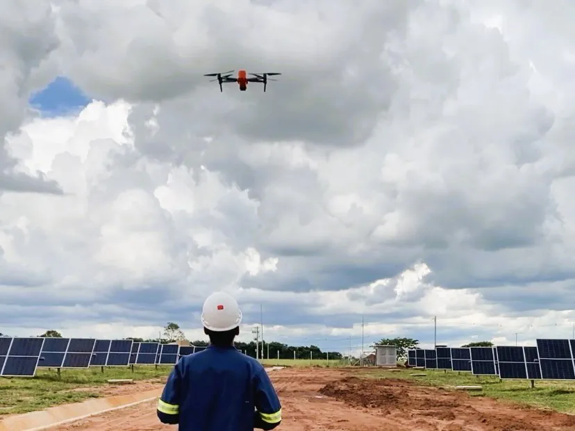 ENGENHARIA DE MANUTENÇÃO: A PROTEÇÃO PARA SUA OPERAÇÃO Técnico da Primo's opera drone com câmera térmica sobrevoando uma usina fotovoltaica permitindo identificar falhas térmicas